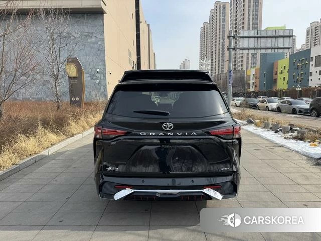 Toyota Granvia 2026 Черный из Китая