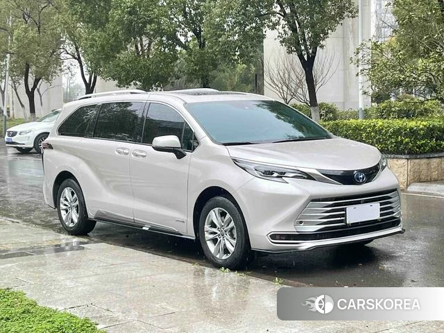 Toyota Sienna 2022 Серебристо-серый из Китая