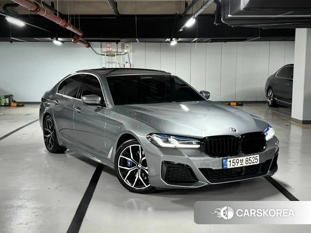 BMW 5 Series (G30) 2022 Серебристо-серый из Кореи