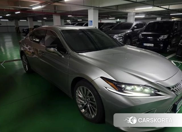 Lexus ES300h 7th generation 2024 Серебристо-серый из Кореи