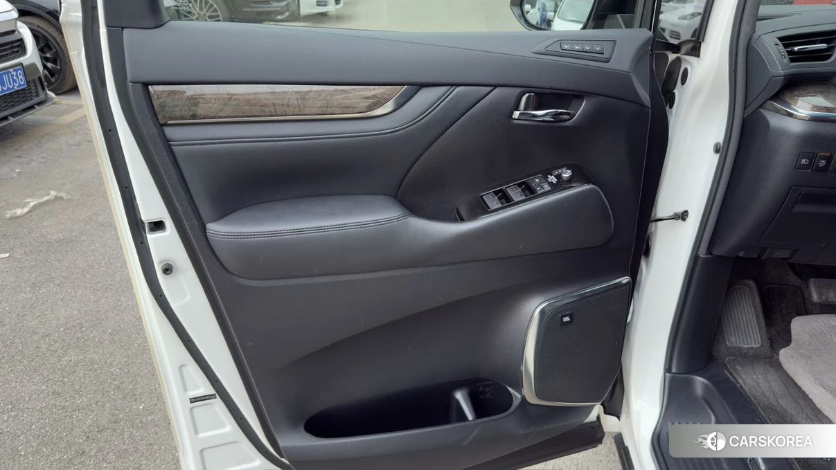Toyota Vellfire 2021 Белый из Китая