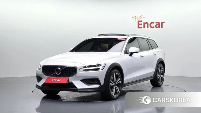 Volvo V60 Cross-Country 2nd Generation 2019 Белый из Кореи