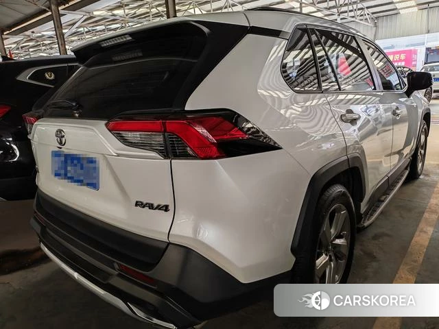 Toyota RAV4 2022 Белый из Китая