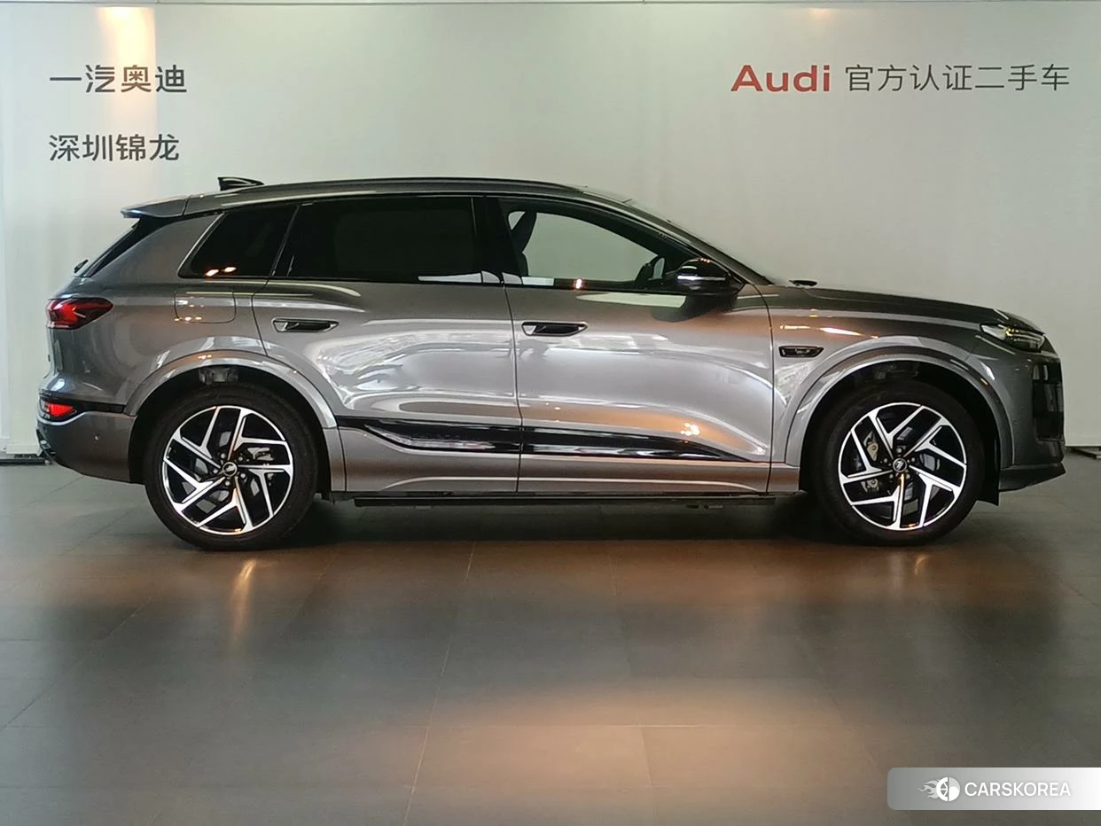 Audi Q6L 2025 Темно-серый из Китая