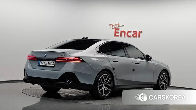 BMW 5 Series (G60) 2024 Светло-серебряный цвет из Кореи, фото 2