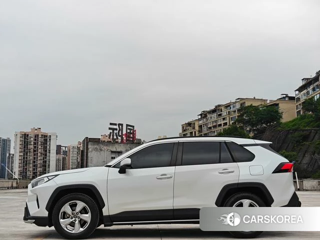 Toyota RAV4 2021 Белый из Китая