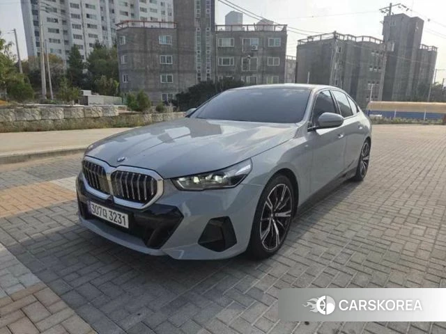 BMW 5 Series (G60) 2024 Светло-серебряный цвет из Кореи