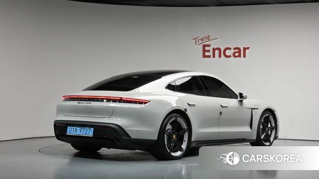 Porsche Taycan 2023 Серебристо-серый из Кореи