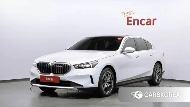 BMW 5 Series (G60) 2023 Белый из Кореи, фото 2