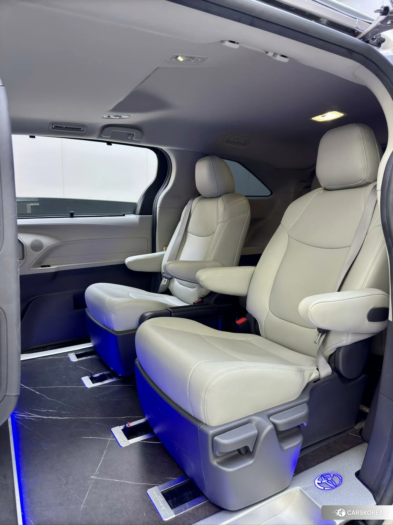 Toyota Sienna 2021 Серебристо-серый из Китая