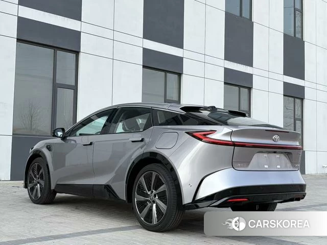 Toyota bZ5 2026 Серебристо-серый из Китая