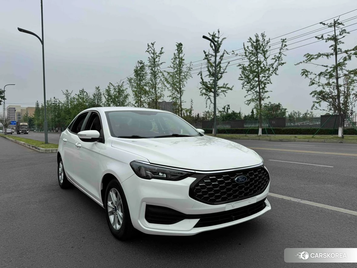 Ford Escort 2021 Белый из Китая