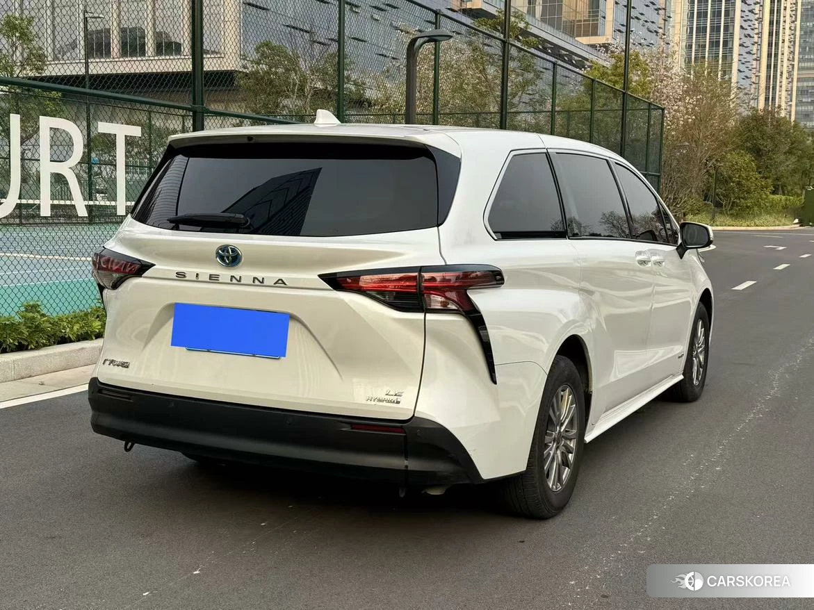 Toyota Sienna 2023 Белый из Китая