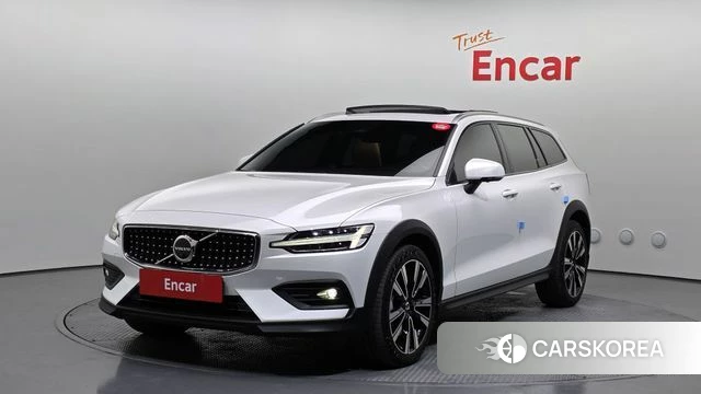 Volvo V60 Cross-Country 2nd Generation 2023 Белый из Кореи