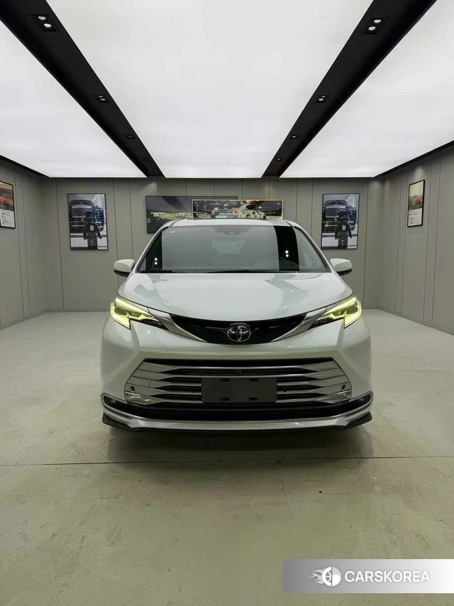 Toyota Sienna 2022 Белый из Китая