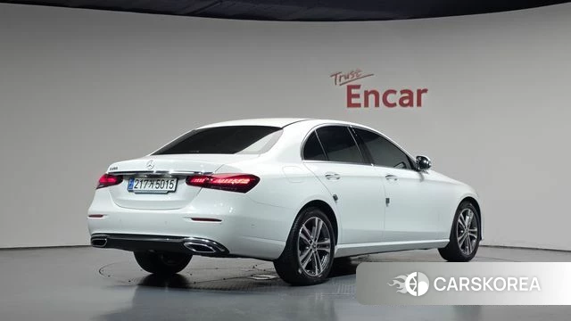 Mercedes-Benz E-Class W213 2023 Белый из Кореи