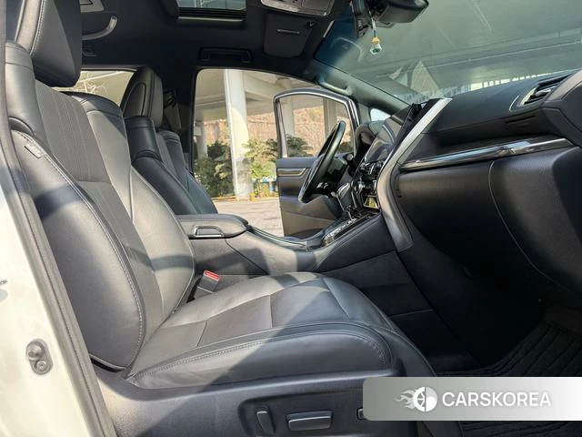 Toyota Alphard 2022 Белый из Китая