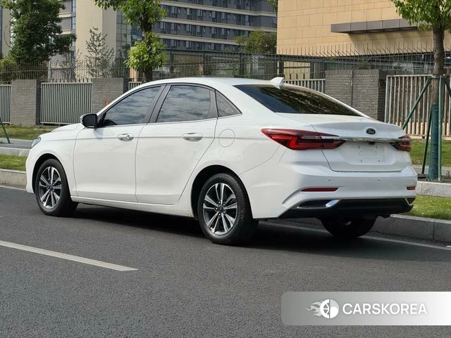 Ford Escort 2022 Белый из Китая