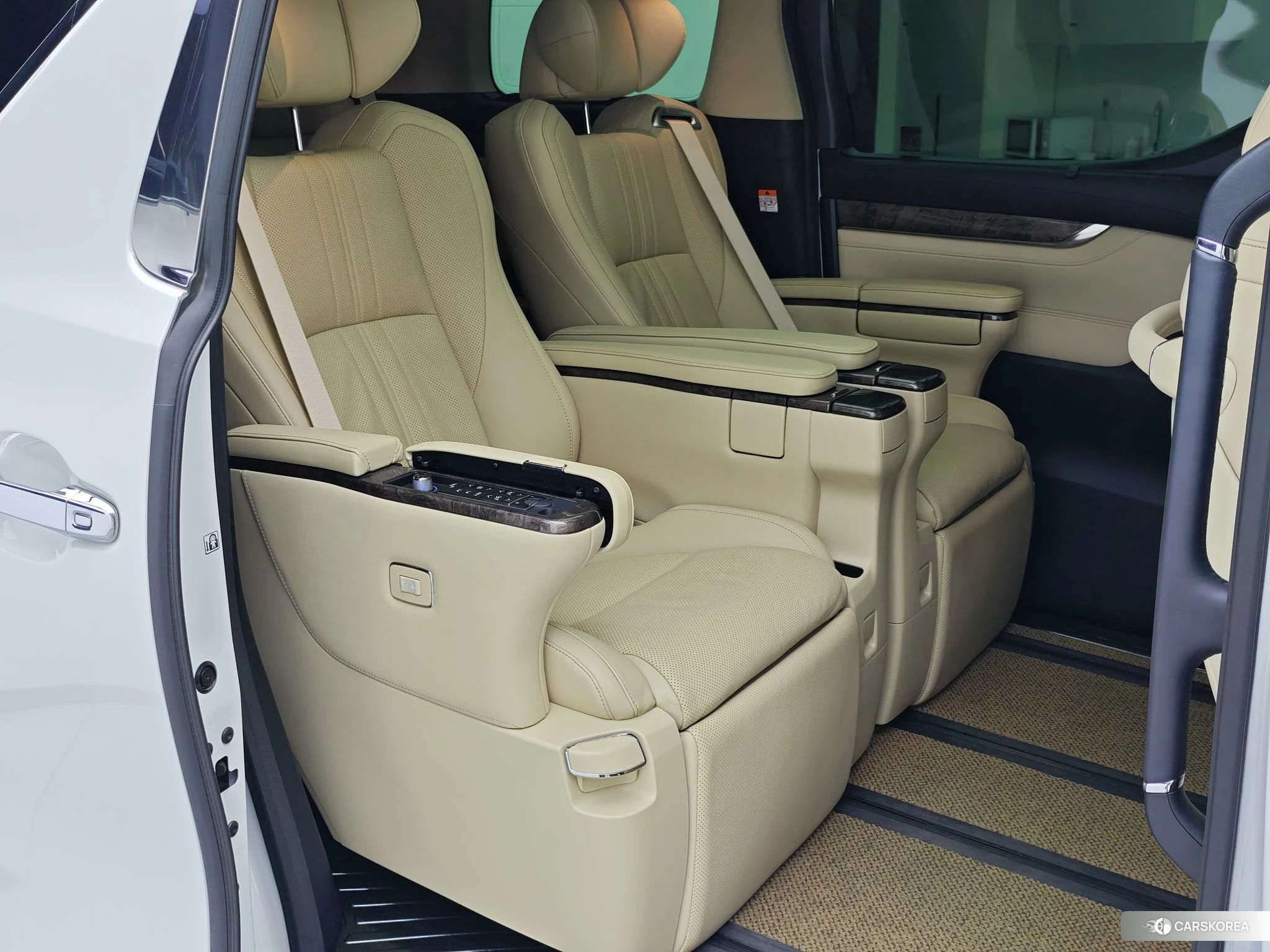 Toyota Vellfire 2021 Белый из Китая