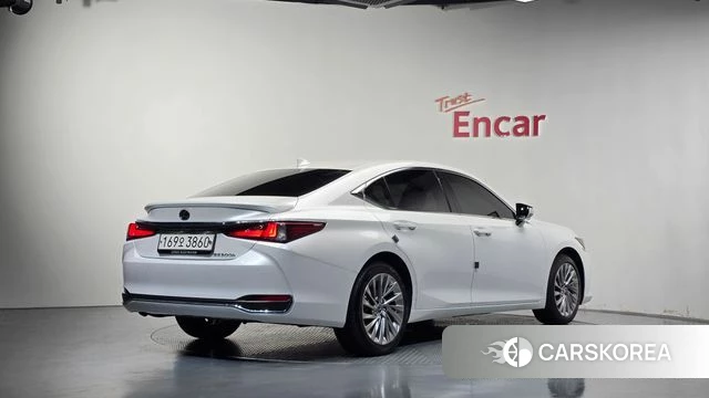 Lexus ES300h 7th generation 2023 Белый из Кореи