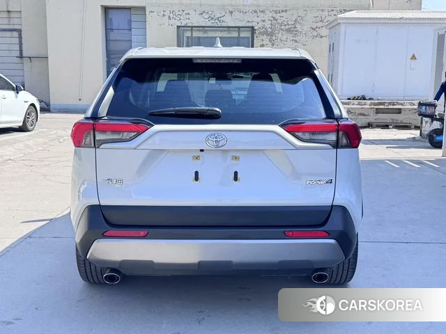 Toyota RAV4 2021 Серебристо-серый из Китая