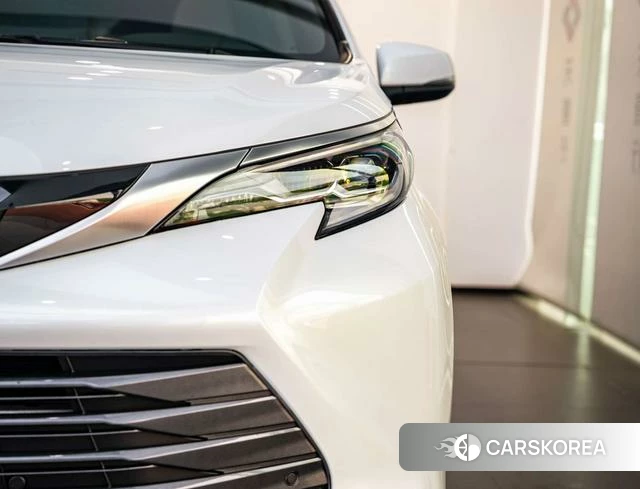 Toyota Sienna 2022 Белый из Китая