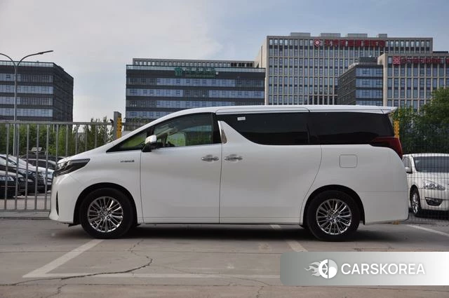 Toyota Alphard 2022 Белый из Китая