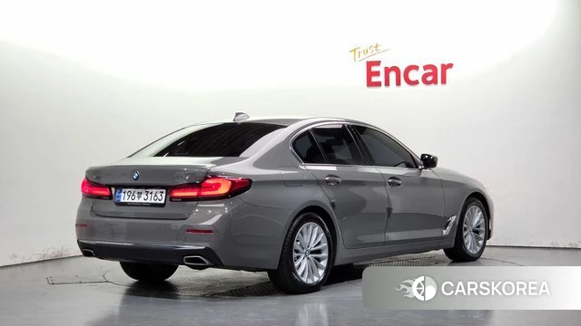 BMW 5 Series (G30) 2022 Серебристо-серый из Кореи