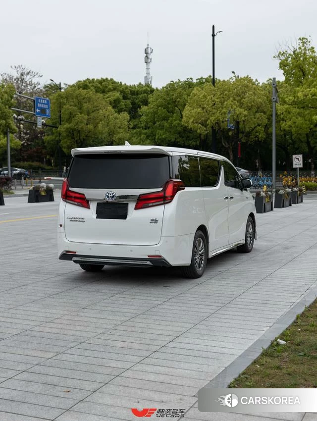 Toyota Alphard 2023 Белый из Китая