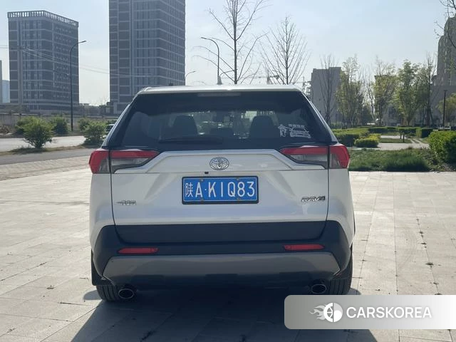 Toyota RAV4 2021 Белый из Китая