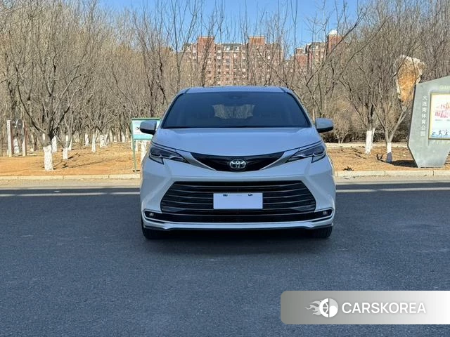 Toyota Sienna 2023 Белый из Китая