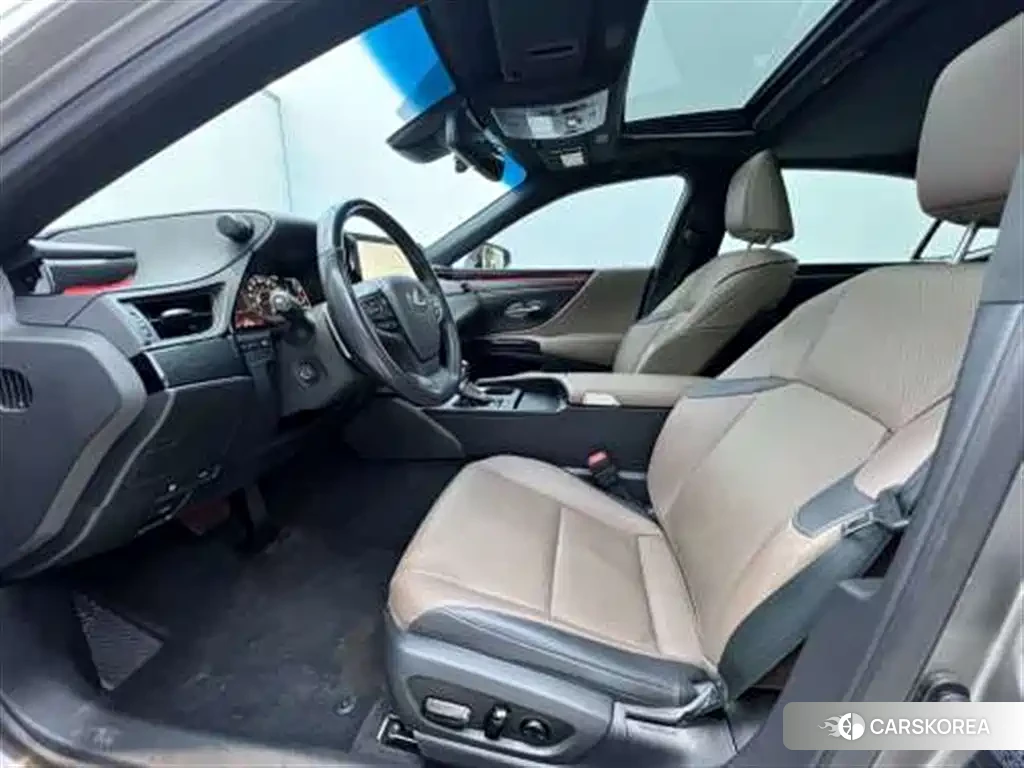 Lexus ES 2023 Silver/gray из Китая