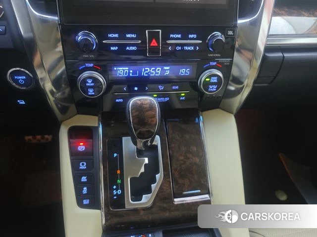 Toyota Alphard 2021 Белый из Китая
