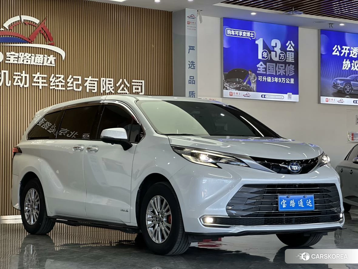 Toyota Sienna 2021 Белый из Китая