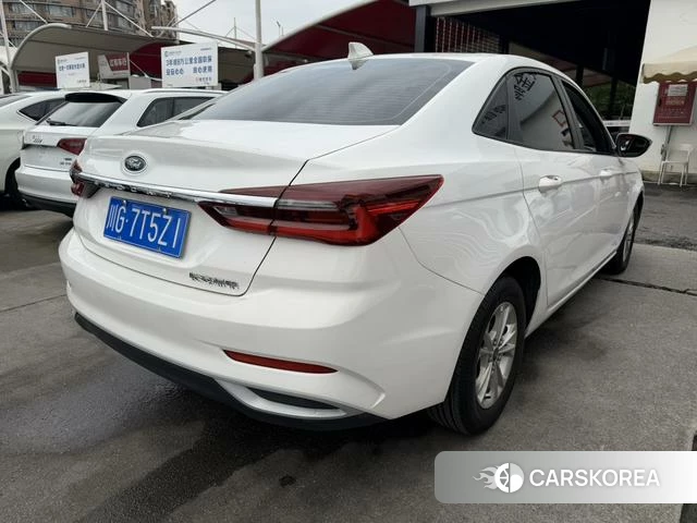 Ford Escort 2021 Белый из Китая