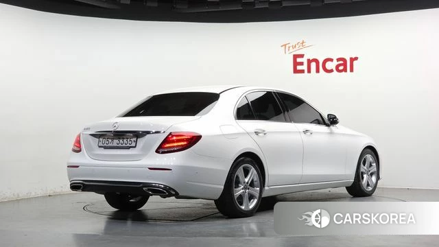 Mercedes-Benz E-Class W213 2018 Белый из Кореи