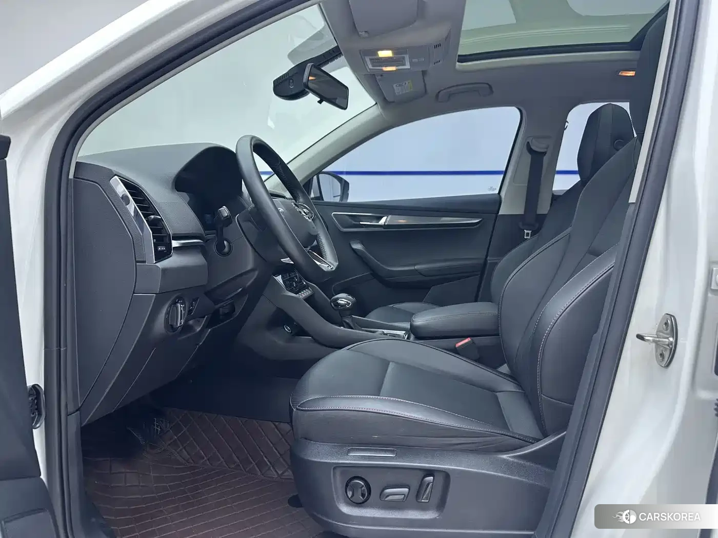 Skoda Karoq 2022 Белый из Китая