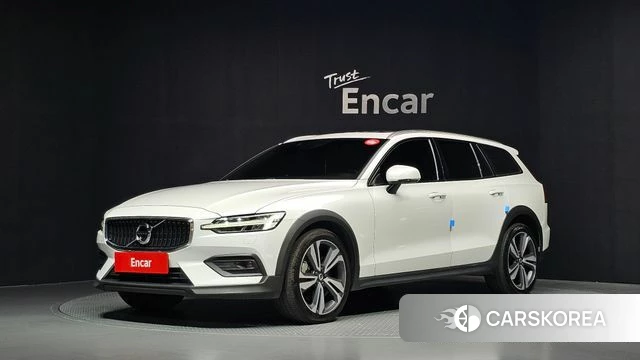 Volvo V60 Cross-Country 2nd Generation 2021 Белый из Кореи