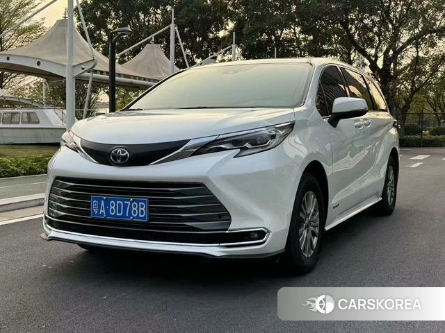 Toyota Sienna 2023 Белый из Китая