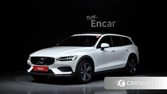 Volvo V60 Cross-Country 2nd Generation 2019 Белый из Кореи