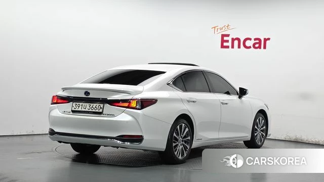 Lexus ES300h 7th generation 2021 Белый из Кореи