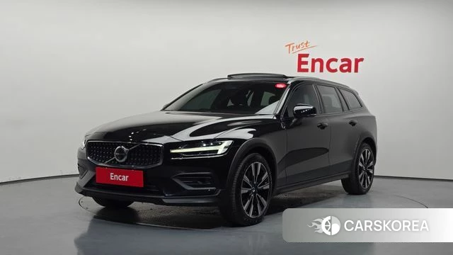 Volvo V60 Cross-Country 2nd Generation 2025 Черный из Кореи