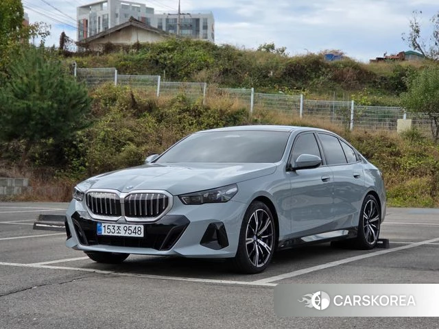 BMW 5 Series (G60) 2026 Цвет галактики из Кореи