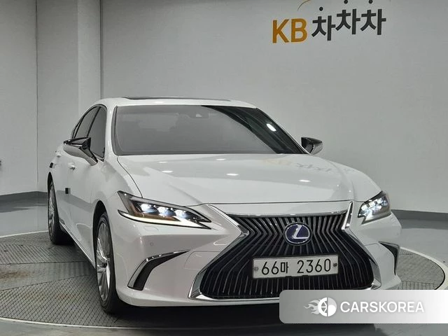 Lexus ES300h 7th generation 2019 Белый из Кореи
