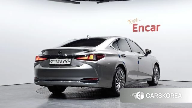Lexus ES300h 7th generation 2024 Серебристо-серый из Кореи