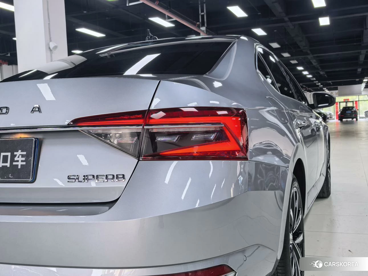 Skoda Superb 2023 Серебристо-серый из Китая