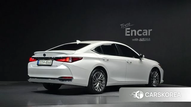 Lexus ES300h 7th generation 2023 Белый из Кореи