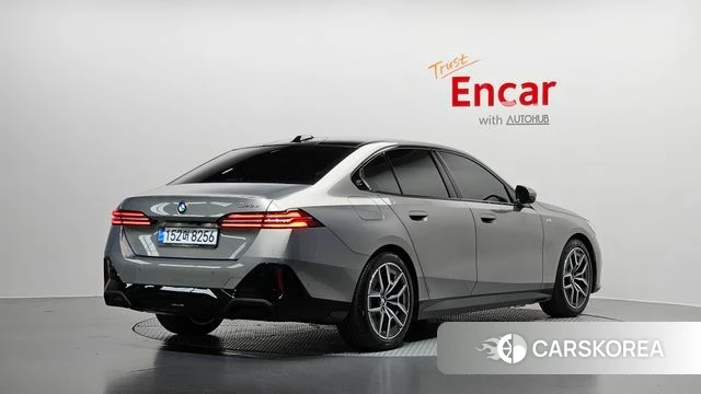 BMW 5 Series (G60) 2025 Серебристо-серый из Кореи