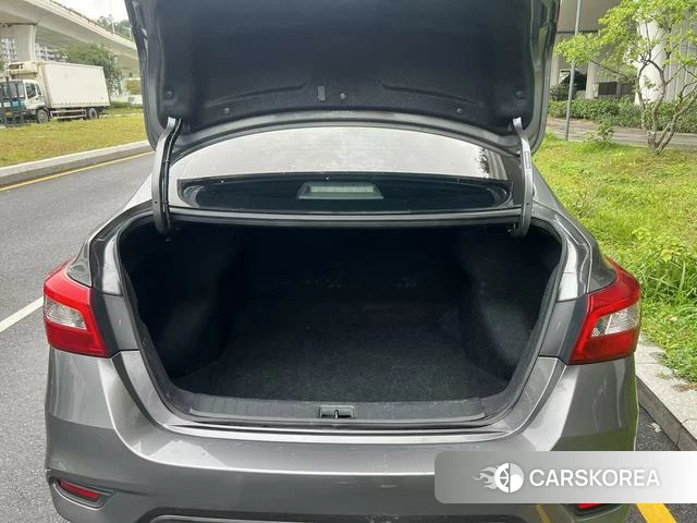 Nissan Sylphy 2023 Серебристо-серый из Китая