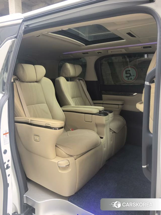 Toyota Alphard 2021 Белый из Китая